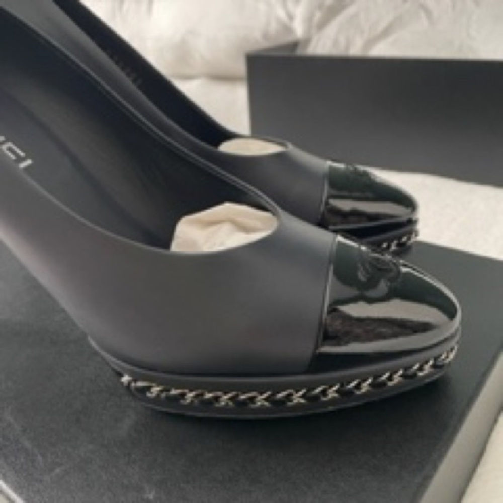 GORGEOUS Authentic Chanel chain pumps